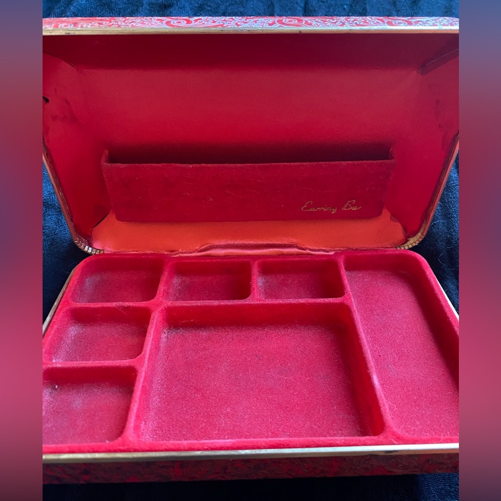VTG Mid Century Clam Shell Travel Jewelry Box!
